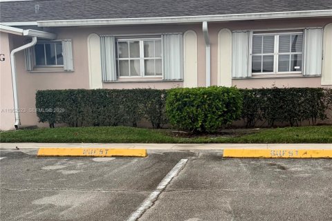 House in West Palm Beach, Florida 1 bedroom, 61.5 sq.m. № 2008274 - photo 3