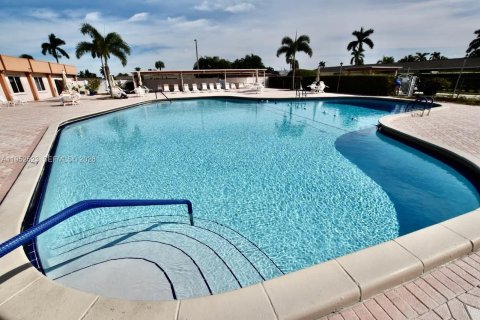 House in West Palm Beach, Florida 1 bedroom, 61.5 sq.m. № 2008274 - photo 23