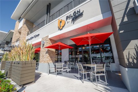 Commercial property in Miami, Florida № 2034080 - photo 1