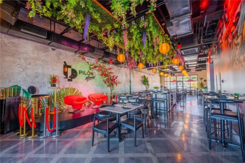 Commercial property in Miami, Florida № 2034080 - photo 5