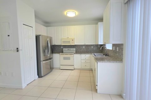 Adosado en alquiler en Doral, Florida, 4 dormitorios, 146.79 m2 № 1931787 - foto 8