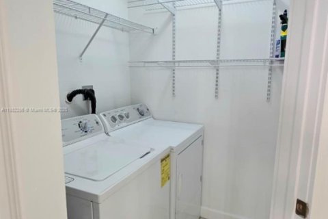 Adosado en alquiler en Doral, Florida, 4 dormitorios, 146.79 m2 № 1931787 - foto 19