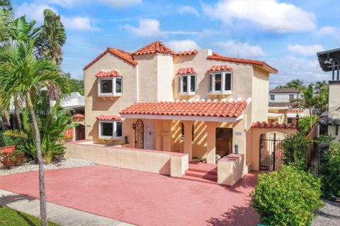 Villa ou maison à vendre à Miami, Floride: 4 chambres, 281.96 m2 № 2248359 - photo 3