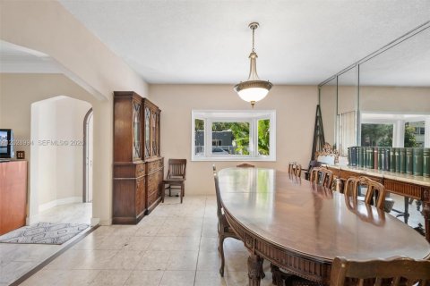 Villa ou maison à vendre à Miami, Floride: 4 chambres, 281.96 m2 № 2248359 - photo 12