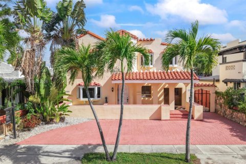 Villa ou maison à vendre à Miami, Floride: 4 chambres, 281.96 m2 № 2248359 - photo 2