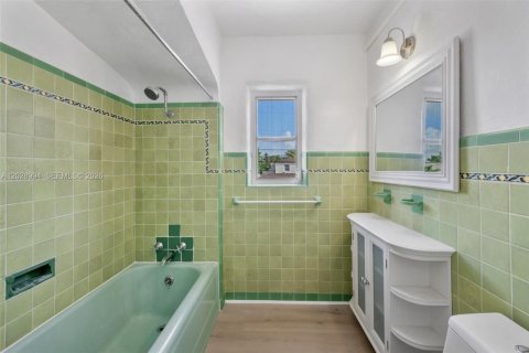 Villa ou maison à vendre à Miami, Floride: 4 chambres, 281.96 m2 № 2248359 - photo 19