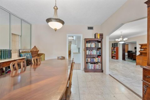 Villa ou maison à vendre à Miami, Floride: 4 chambres, 281.96 m2 № 2248359 - photo 10