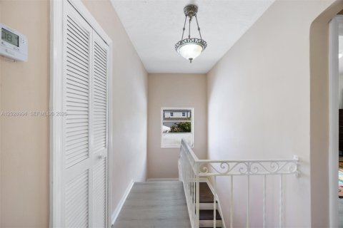 Villa ou maison à vendre à Miami, Floride: 4 chambres, 281.96 m2 № 2248359 - photo 14