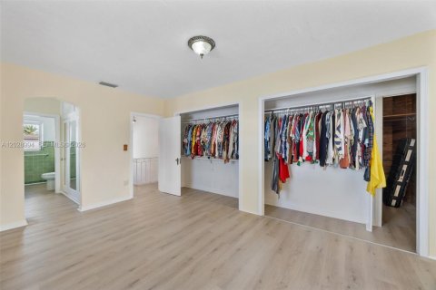 Villa ou maison à vendre à Miami, Floride: 4 chambres, 281.96 m2 № 2248359 - photo 17