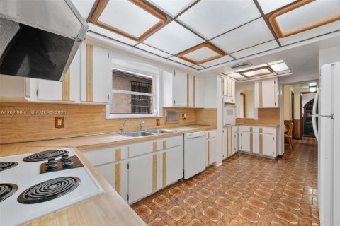 Villa ou maison à vendre à Miami, Floride: 4 chambres, 281.96 m2 № 2248359 - photo 11