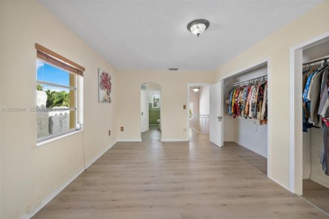 Villa ou maison à vendre à Miami, Floride: 4 chambres, 281.96 m2 № 2248359 - photo 21