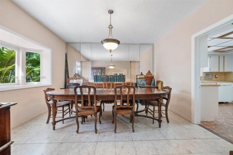 Villa ou maison à vendre à Miami, Floride: 4 chambres, 281.96 m2 № 2248359 - photo 13