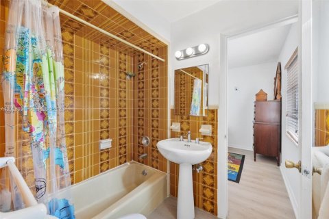 Villa ou maison à vendre à Miami, Floride: 4 chambres, 281.96 m2 № 2248359 - photo 24