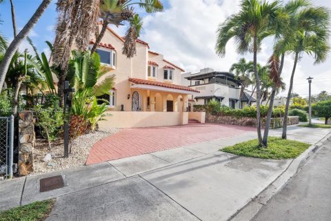 Villa ou maison à vendre à Miami, Floride: 4 chambres, 281.96 m2 № 2248359 - photo 28