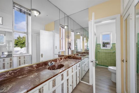 Villa ou maison à vendre à Miami, Floride: 4 chambres, 281.96 m2 № 2248359 - photo 18