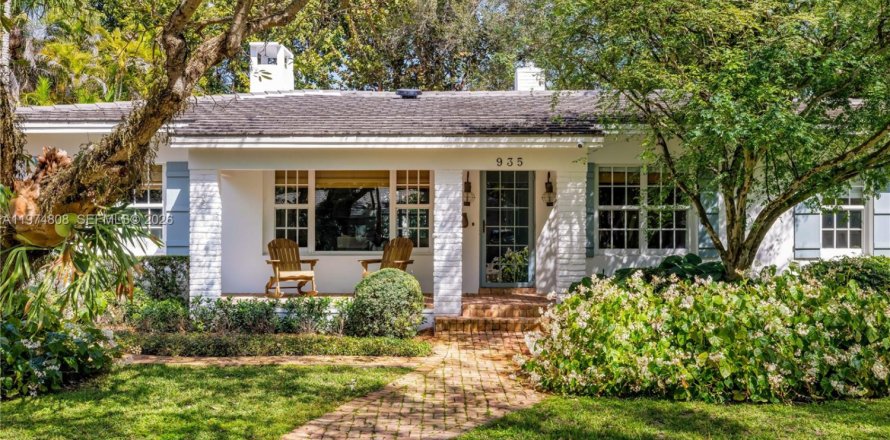 Дом в Корал-Гейблс, Флорида 5 спален, 270.35м2 № 2049754