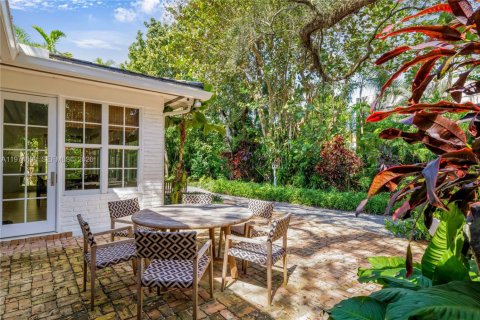 Купить виллу или дом в Корал-Гейблс, Флорида 5 спален, 270.35м2, № 2049754 - фото 2