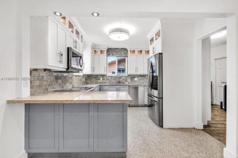 Снять в аренду виллу или дом в Майами-Спрингс, Флорида 3 спальни, 145.76м2, № 2056617 - фото 8