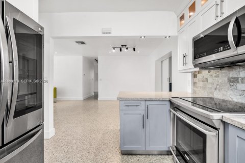 Снять в аренду виллу или дом в Майами-Спрингс, Флорида 3 спальни, 145.76м2, № 2056617 - фото 10