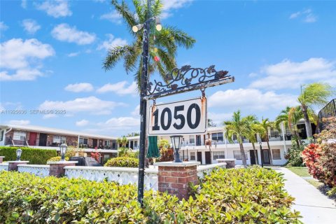 Condo in Hallandale Beach, Florida, 2 bedrooms № 1986396 - photo 15