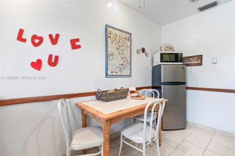 Condo in Hallandale Beach, Florida, 2 bedrooms № 1986396 - photo 7