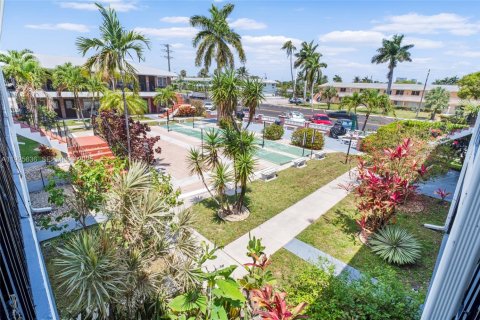 Condo in Hallandale Beach, Florida, 2 bedrooms № 1986396 - photo 12