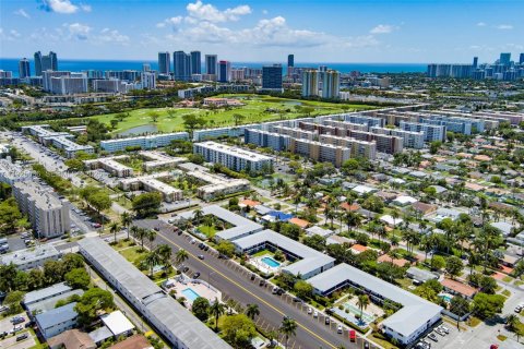 Condo in Hallandale Beach, Florida, 2 bedrooms № 1986396 - photo 27