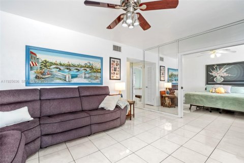 Condo in Hallandale Beach, Florida, 2 bedrooms № 1986396 - photo 4