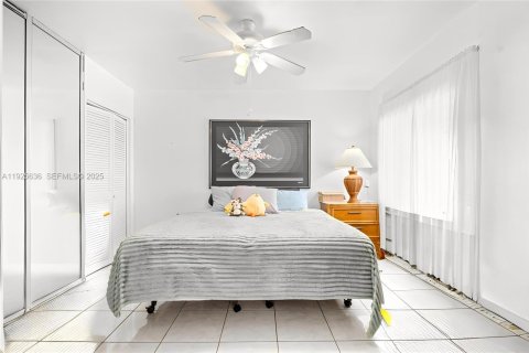 Condo in Hallandale Beach, Florida, 2 bedrooms № 1986396 - photo 11