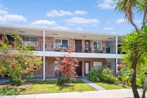 Condo in Hallandale Beach, Florida, 2 bedrooms № 1986396 - photo 17