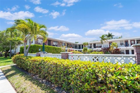 Condo in Hallandale Beach, Florida, 2 bedrooms № 1986396 - photo 14