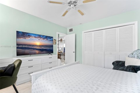 Condo in Hallandale Beach, Florida, 2 bedrooms № 1986396 - photo 8