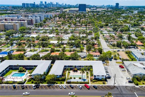 Condo in Hallandale Beach, Florida, 2 bedrooms № 1986396 - photo 20