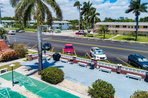 Condo in Hallandale Beach, Florida, 2 bedrooms № 1986396 - photo 25