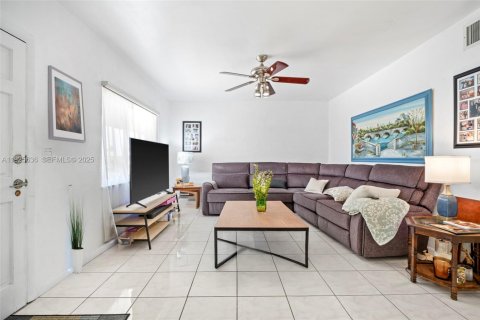 Condo in Hallandale Beach, Florida, 2 bedrooms № 1986396 - photo 3
