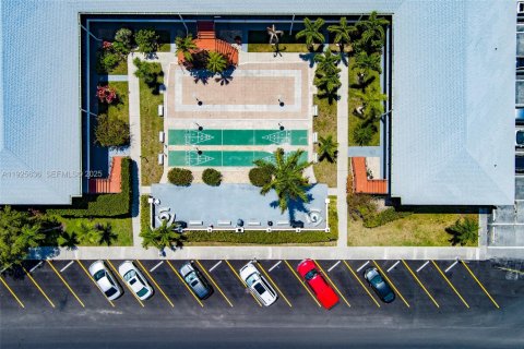 Condo in Hallandale Beach, Florida, 2 bedrooms № 1986396 - photo 23