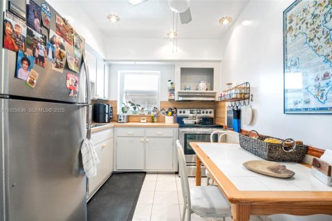 Condo in Hallandale Beach, Florida, 2 bedrooms № 1986396 - photo 5