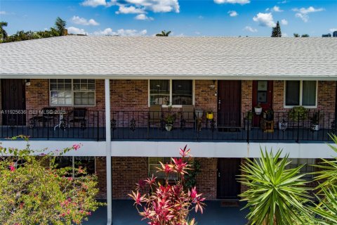 Condo in Hallandale Beach, Florida, 2 bedrooms № 1986396 - photo 1