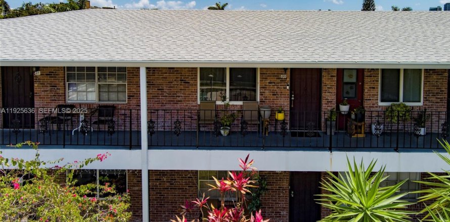 Condo in Hallandale Beach, Florida, 2 bedrooms № 1986396