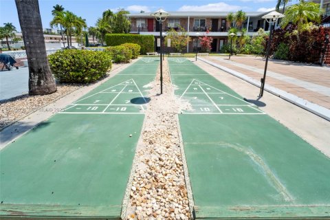 Condo in Hallandale Beach, Florida, 2 bedrooms № 1986396 - photo 16