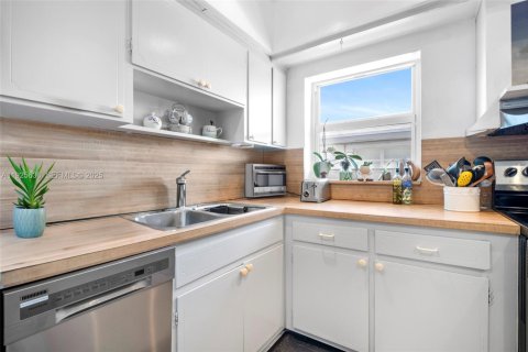 Condo in Hallandale Beach, Florida, 2 bedrooms № 1986396 - photo 6