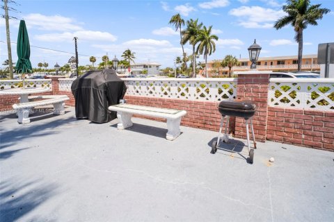 Condo in Hallandale Beach, Florida, 2 bedrooms № 1986396 - photo 18