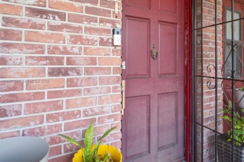 Condo in Hallandale Beach, Florida, 2 bedrooms № 1986396 - photo 2