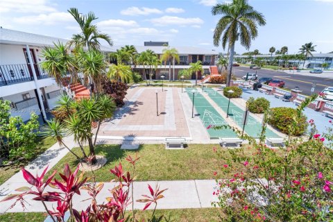 Condo in Hallandale Beach, Florida, 2 bedrooms № 1986396 - photo 13