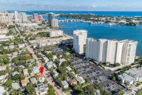 Снять в аренду виллу или дом в Уэст-Палм-Бич, Флорида 1 спальня, 166.95м2, № 1182120 - фото 1