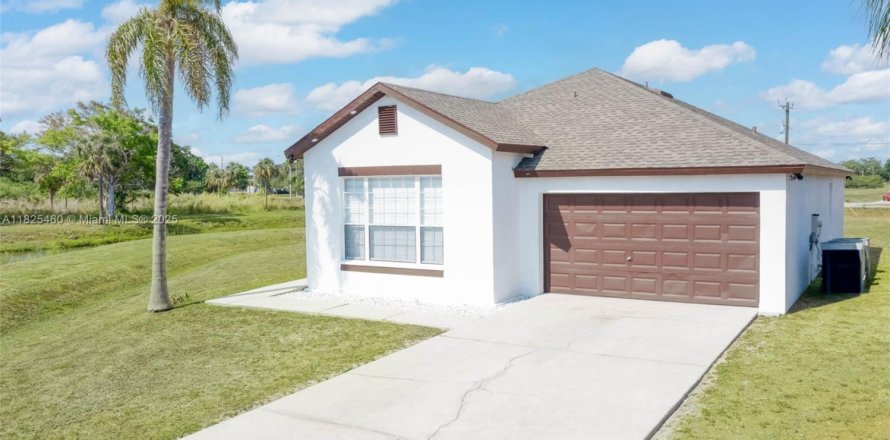 House in Fort Myers, Florida 4 bedrooms, 173.26 sq.m. № 1792522