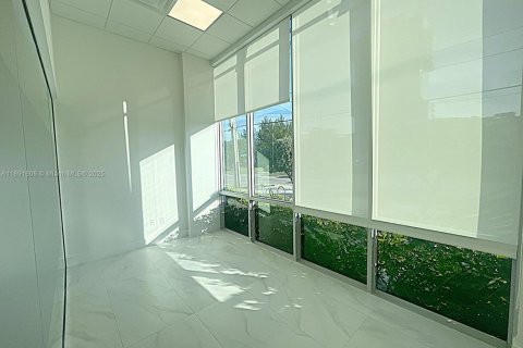 Commercial property in Hallandale Beach, Florida № 1944775 - photo 2