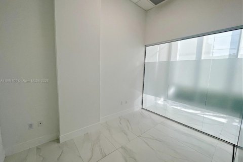 Commercial property in Hallandale Beach, Florida № 1944775 - photo 4
