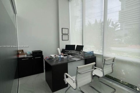 Commercial property in Hallandale Beach, Florida № 1944775 - photo 1