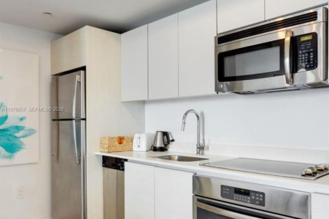 Condo in Hallandale Beach, Florida, 2 bedrooms  № 2042423 - photo 12